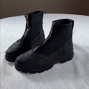 Zara Big Girls size 3.5 black soft ankle zip front & glitter detail on the sole